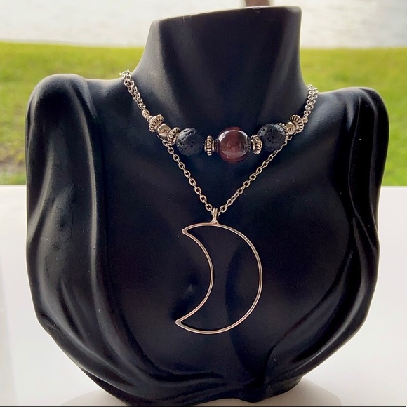 Red tiger eye & lava rock beads moon necklace - Picture 7 of 12